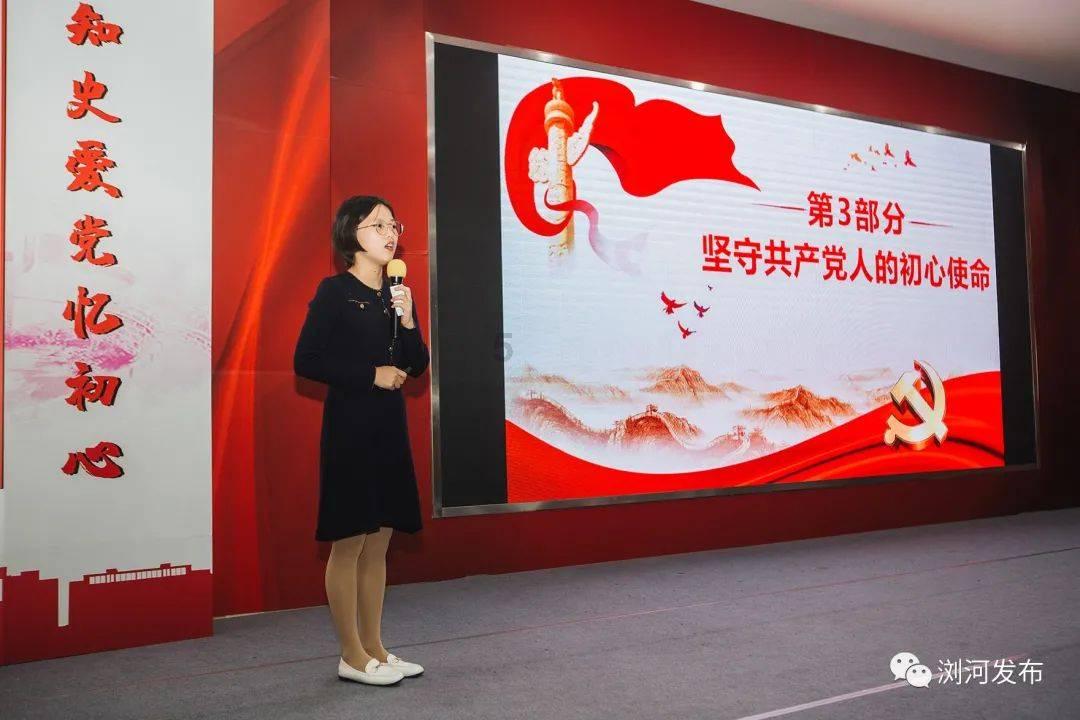 王阳一家三口现身机场 女儿穿粉色外套软糯可爱