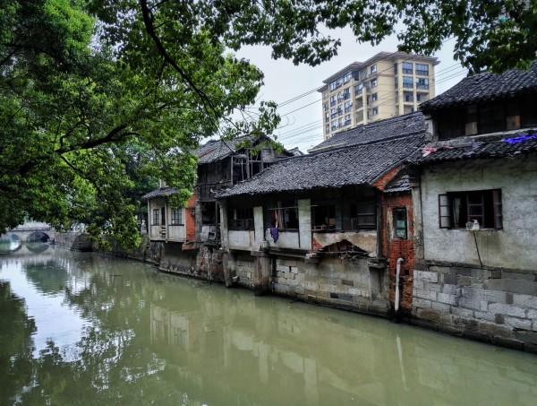 躺在床上的助浴新体验 杭州这项上门助浴服务解决老人“洗澡难题”